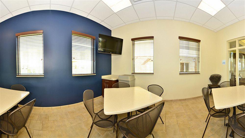 Holiday Inn Express & Suites - Williston By Ihg Екстериор снимка