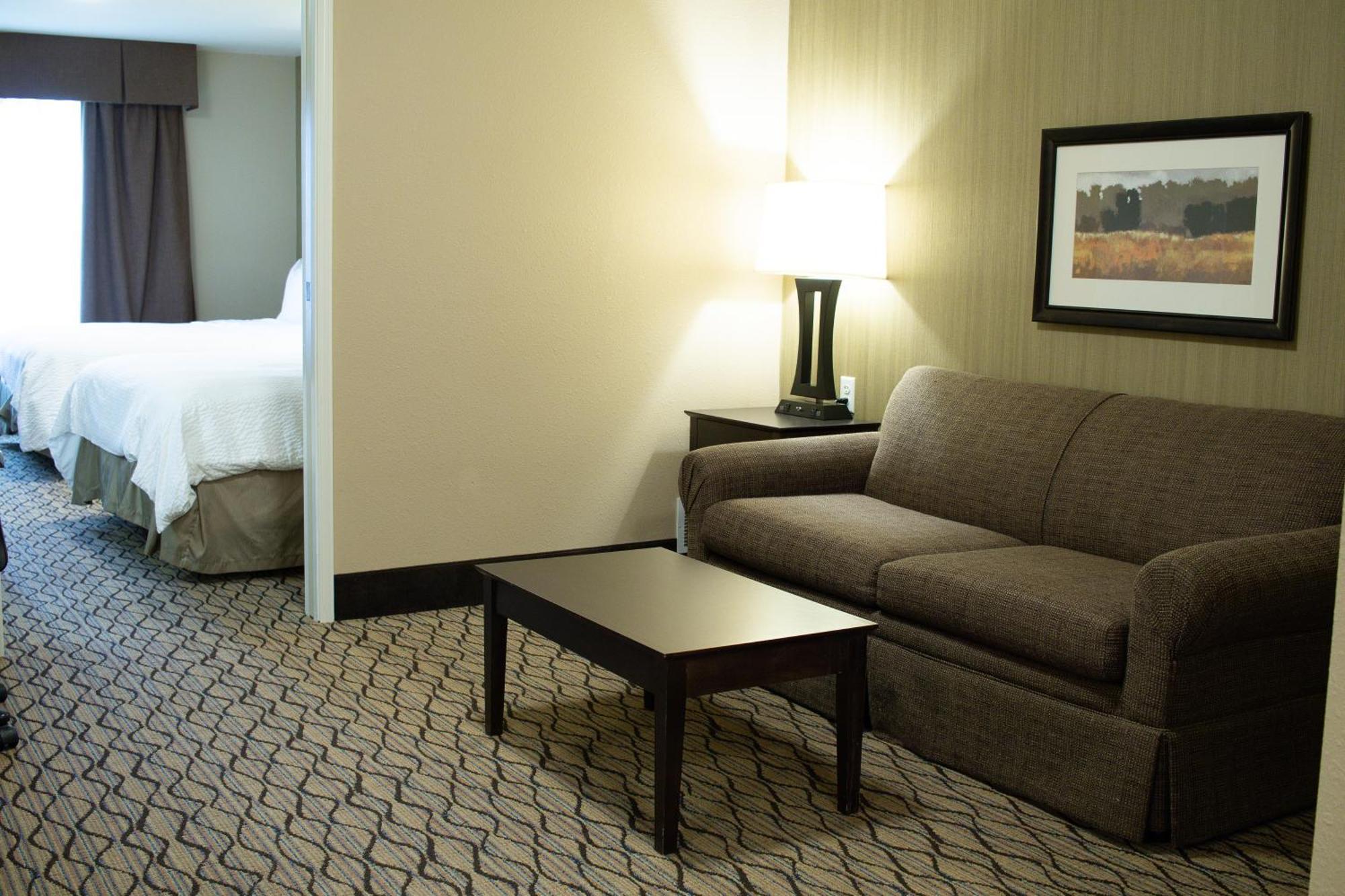 Holiday Inn Express & Suites - Williston By Ihg Екстериор снимка